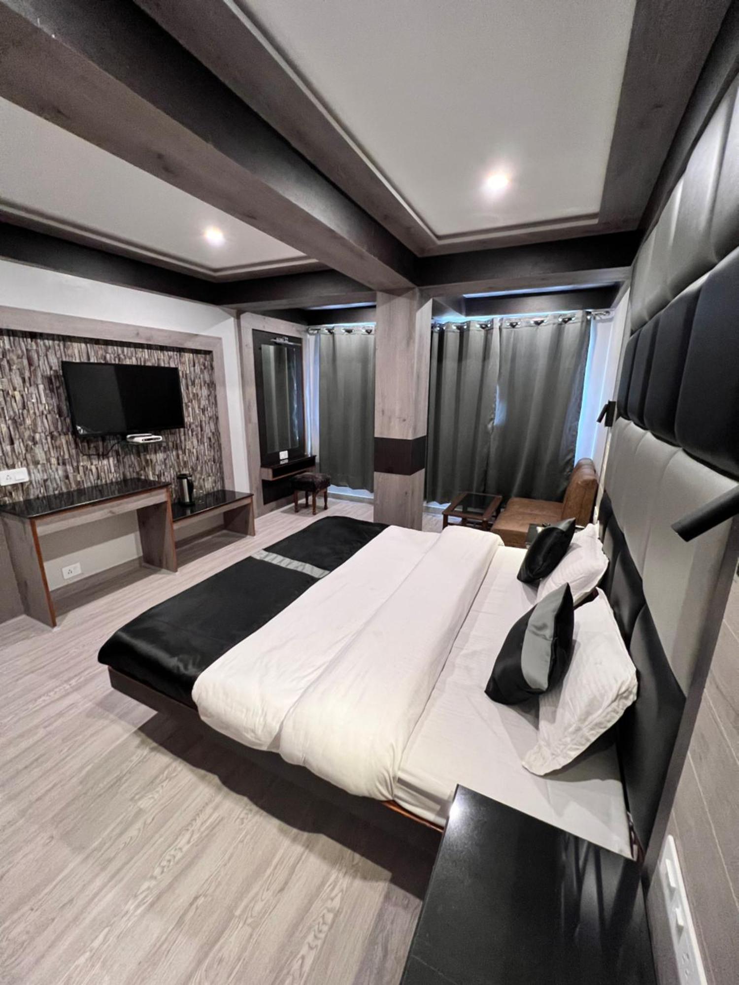 Victory Hotel And Restaurant By Gs Hospitality 심라 외부 사진